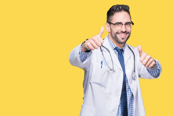 Bonito Jovem Médico Homem Sobre Fundo Isolado Aprovando Fazer Gesto — Fotografia de Stock