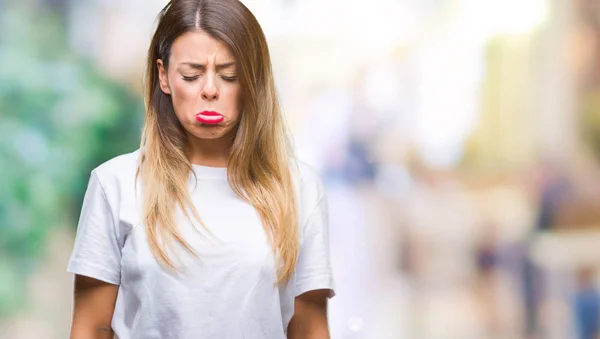 Joven Hermosa Mujer Casual Camiseta Blanca Sobre Fondo Aislado Deprimido —  Fotos de Stock