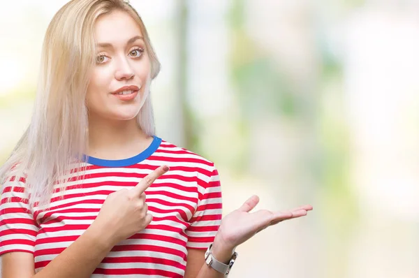 Joven Rubia Sobre Fondo Aislado Sorprendida Sonriendo Cámara Mientras Presenta — Foto de Stock