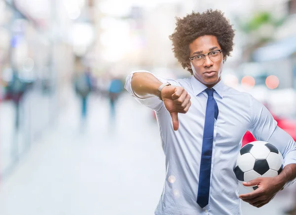 Afro Americano Gerente Homem Segurando Bola Futebol Sobre Fundo Isolado — Fotografia de Stock