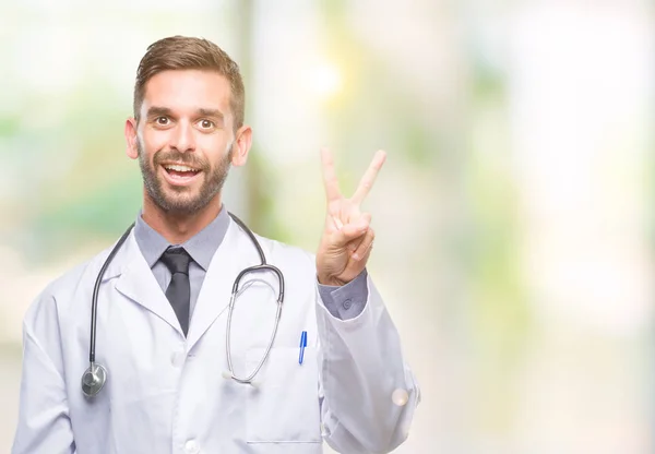 Joven Médico Guapo Sobre Fondo Aislado Sonriendo Con Cara Feliz — Foto de Stock