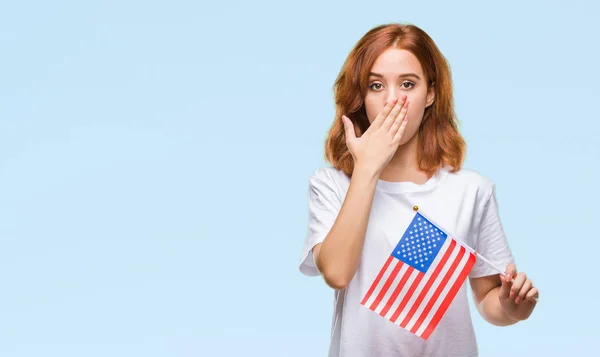 Молода Красива Жінка Тримає Прапор Америки Над Ізольованим Фоновим Прикриттям — стокове фото