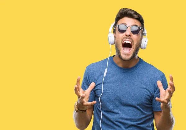 Jovem Homem Bonito Usando Fones Ouvido Ouvindo Música Sobre Fundo — Fotografia de Stock