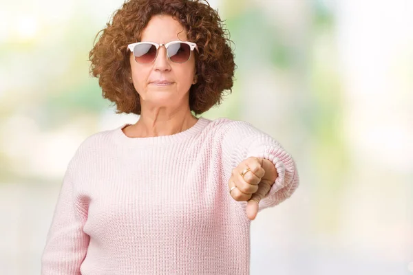 Hermosa Mujer Mediana Edad Ager Usando Suéter Rosa Gafas Sol — Foto de Stock