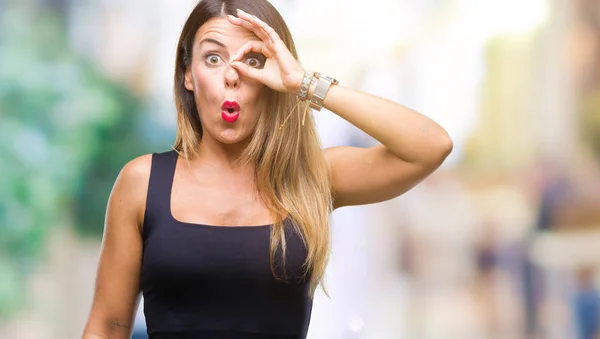 Jovem Bela Mulher Sobre Fundo Isolado Fazendo Gesto Chocado Com — Fotografia de Stock