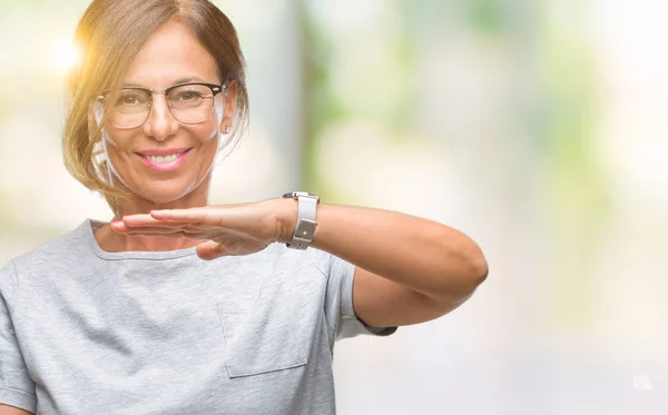 中年资深西班牙裔妇女戴眼镜在孤立的背景下手势与手显示大和大尺寸标志 测量符号 微笑着看着相机 测量概念 — 图库照片