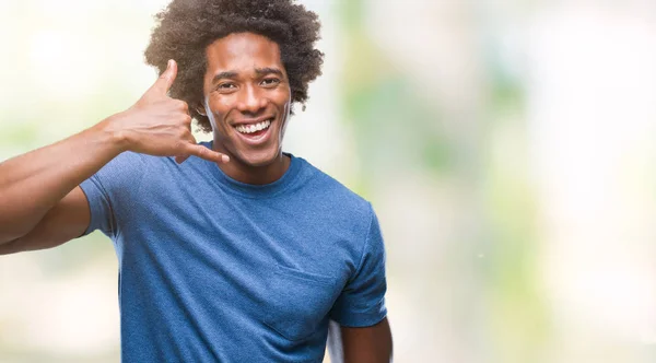 Afroamerikanischer Mann Mit Isoliertem Hintergrund Lächelt Und Macht Telefongesten Mit — Stockfoto