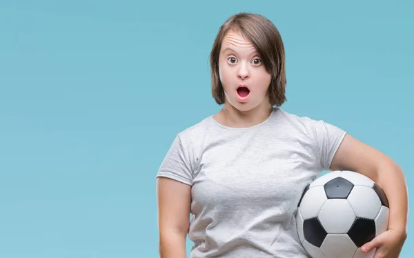 Junge Erwachsene Frau Mit Syndrom Hält Fußballball Über Isolierten Hintergrund — Stockfoto