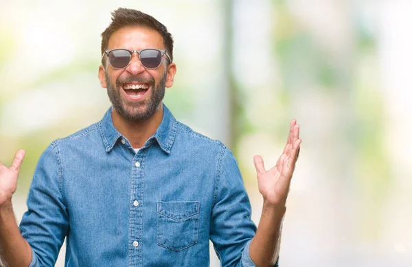 Homem Hispânico Adulto Usando Óculos Sol Sobre Fundo Isolado Celebrando — Fotografia de Stock