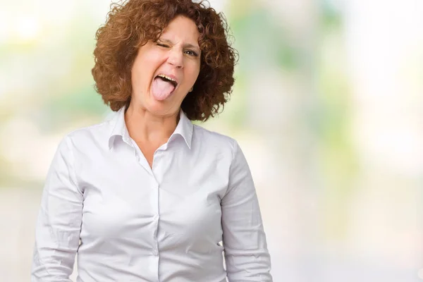 Schöne Seniorin Mittleren Alters Geschäftsfrau Über Isolierten Hintergrund Streckt Zunge — Stockfoto