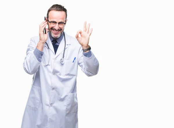 中年高级医生男子谈论在智能手机上的孤立背景做 符号与手指 优秀的符号 — 图库照片