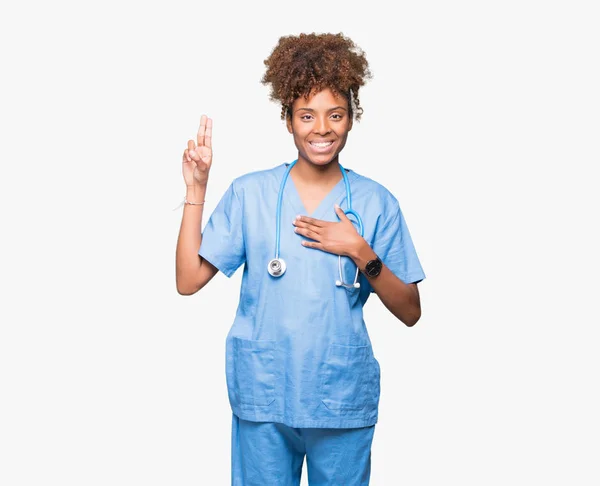 Joven Mujer Médica Afroamericana Sobre Fondo Aislado Juramento Con Mano — Foto de Stock