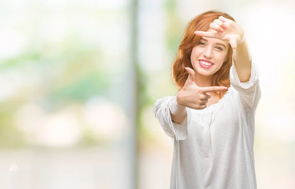 Mujer Hermosa Joven Sobre Fondo Aislado Sonriendo Haciendo Marco Con —  Fotos de Stock