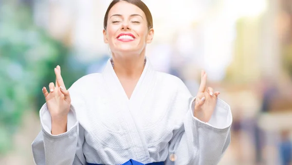 Mladá Krásná Žena Nosí Kimono Karate Jednotné Izolované Pozadí Úsměvem — Stock fotografie