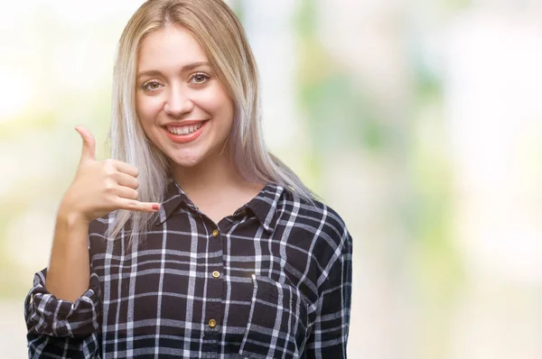 Junge Blonde Frau Über Isoliertem Hintergrund Lächelt Und Macht Telefongesten — Stockfoto