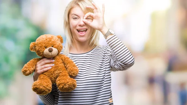 Junge Schöne Blonde Frau Hält Teddybär Plüsch Über Isolierten Hintergrund — Stockfoto