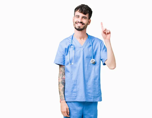 Jonge Knappe Verpleegkundige Man Chirurg Uniform Dragen Geïsoleerde Achtergrond Tonen — Stockfoto