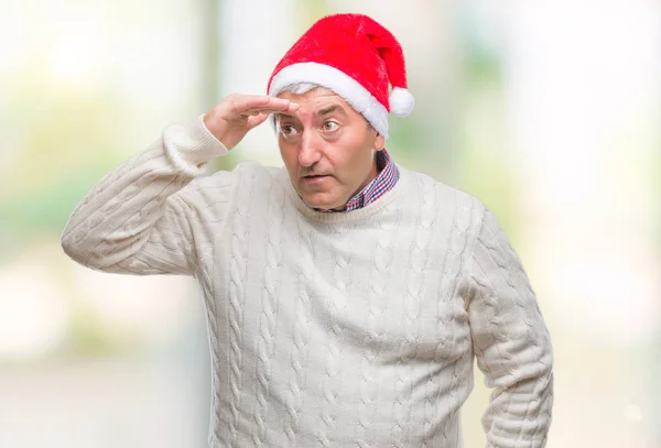 Gutaussehender Älterer Mann Mit Weihnachtsmütze Vor Isoliertem Hintergrund Sehr Glücklich — Stockfoto
