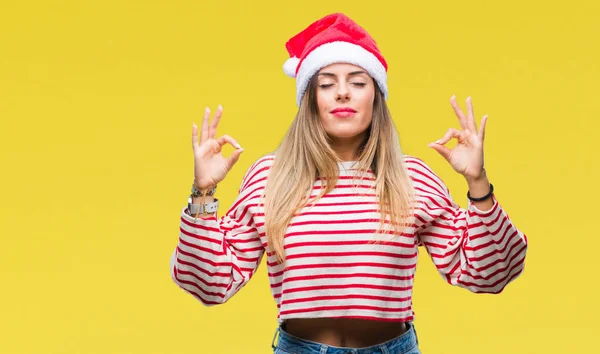 分離の背景の上身に着けているクリスマスの帽子を若い美しい女性がリラックスし 瞑想の指ジェスチャーをやって閉じた目を浮かべてします ヨガの概念 — ストック写真