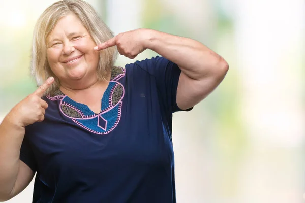 Senior Size Kaukasierin Über Isoliertem Hintergrund Lächelt Selbstbewusst Und Zeigt — Stockfoto