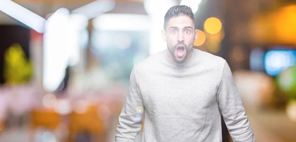 Joven Hombre Guapo Con Sudadera Sobre Fondo Aislado Cara Choque —  Fotos de Stock