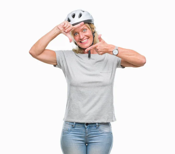 Mujer Ciclista Caucásica Mediana Edad Con Casco Seguridad Sobre Fondo —  Fotos de Stock