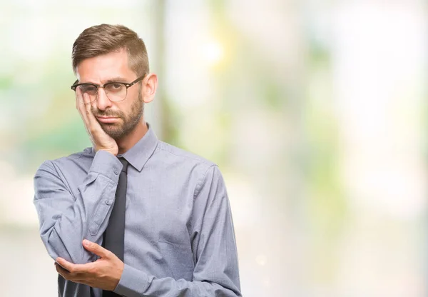 Joven Hombre Negocios Guapo Sobre Fondo Aislado Pensando Que Cansado — Foto de Stock