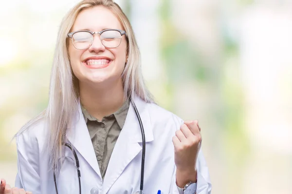 Gülümseyen Başarı Için Çığlık Genç Sarışın Doktor Kadın Yüzünden Izole — Stok fotoğraf