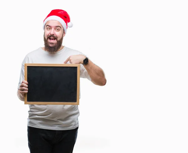 Joven Hombre Hipster Caucásico Con Sombrero Navidad Sosteniendo Pizarra Sobre — Foto de Stock