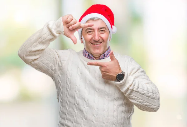 Gutaussehender Älterer Mann Mit Weihnachtsmütze Über Isoliertem Hintergrund Lächelnd Und — Stockfoto