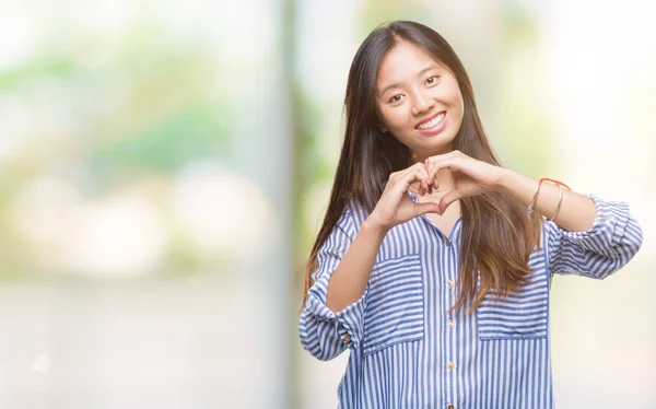 Junge Asiatin Mit Isoliertem Hintergrund Die Verliebt Lächelt Und Herzsymbol — Stockfoto