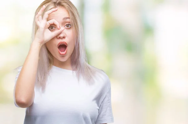 Giovane Donna Bionda Sfondo Isolato Facendo Gesto Scioccato Con Faccia — Foto Stock