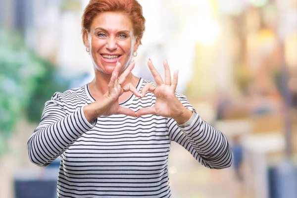 Mulher Ruiva Caucasiana Sênior Atrativa Sobre Fundo Isolado Sorrindo Amor — Fotografia de Stock