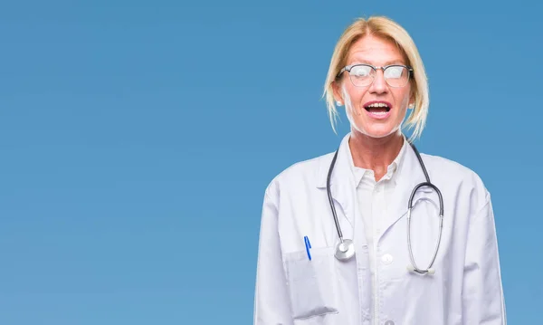 Średnim Wieku Lekarz Blond Kobieta Białym Tle Boi Wstrząśnięty Wyrażenie — Zdjęcie stockowe