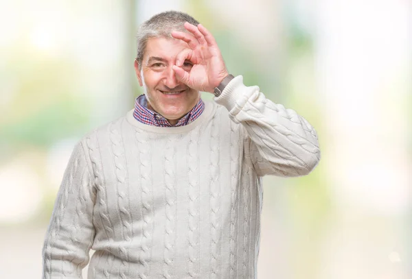 Knappe Senior Man Winter Trui Dragen Geïsoleerde Achtergrond Doen Gebaar — Stockfoto