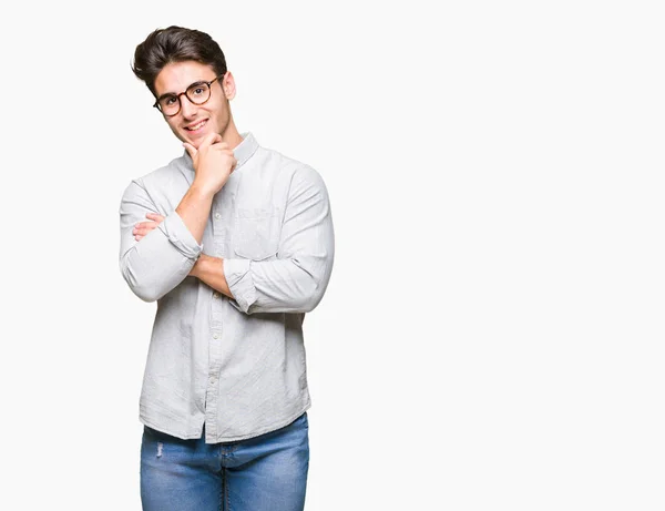 Ung Vacker Man Glasögon Över Isolerade Bakgrund Ser Självsäker Kameran — Stockfoto
