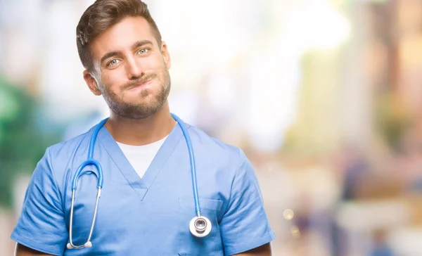 Joven Cirujano Médico Guapo Sobre Fondo Aislado Hinchando Mejillas Con — Foto de Stock