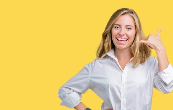 Hermosa Mujer Negocios Joven Sobre Fondo Aislado Sonriendo Haciendo Gesto — Foto de Stock