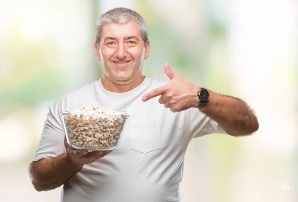 Gutaussehender Älterer Mann Isst Popcorn Über Isoliertem Hintergrund Sehr Glücklich — Stockfoto