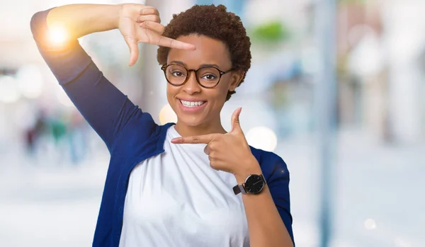 Ung Vacker Afroamerikanska Kvinna Som Bär Glasögon Över Isolerade Bakgrund — Stockfoto