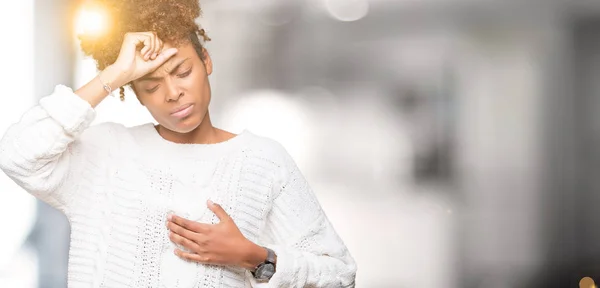 Hermosa Mujer Afroamericana Joven Que Usa Suéter Invierno Sobre Fondo — Foto de Stock