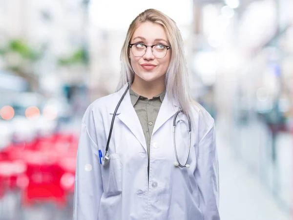 Genç Sarışın Doktor Kadın Görünümlü Yan Dik Dik Bakma Uzağa — Stok fotoğraf