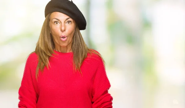 驚きの表情でショックを受けて孤立の背景に中年成人女性着用ファッション ベレー帽恐怖し 顔を興奮 — ストック写真