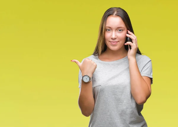 Jonge Mooie Kaukasische Vrouw Praten Smartphone Geïsoleerde Achtergrond Aan Wijzen — Stockfoto