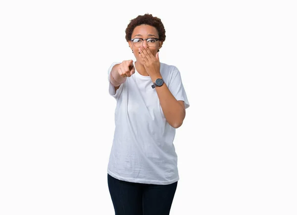 Hermosa Mujer Afroamericana Joven Con Gafas Sobre Fondo Aislado Riéndose —  Fotos de Stock