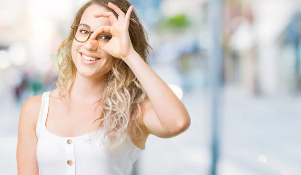 Vacker Ung Blond Kvinna Bär Glasögon Över Isolerade Bakgrund Gör — Stockfoto