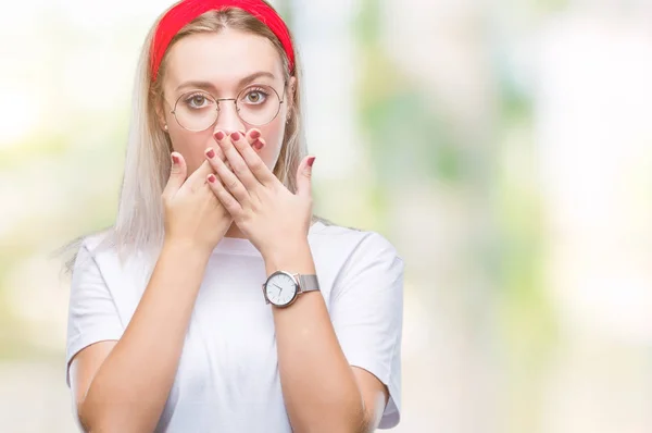 Młoda Blondynka Okularach Białym Tle Szoku Obejmujące Usta Rękami Błąd — Zdjęcie stockowe