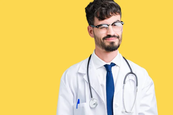 若い医者のセクシーな表情 明るく 幸せな顔でカメラを見てウィンクしている分離の背景に病院のコートを着た男 — ストック写真