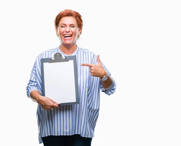 Senior Kaukasische Zakenvrouw Klembord Houdt Geïsoleerde Achtergrond Erg Blij Met — Stockfoto