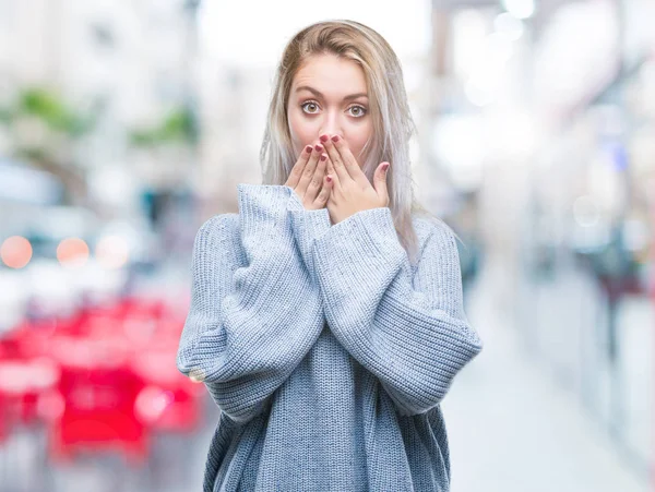 Jovem Loira Vestindo Camisola Inverno Sobre Fundo Isolado Chocado Cobrindo — Fotografia de Stock